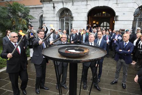 L'accensione del 'Tripode della Pace'' a Gorizia da parte del sottosegretario alla Presidenza, del sottosegretario alla Difesa ungherese, Lajos
Erdelyi, del membro del Consiglio
federale austriaco Gerhard Leitner, del console generale di Slovenia a Trieste,
Vojko Volk, ha suggellato la conclusione delle
cerimonie per il centenario della Grande Guerra